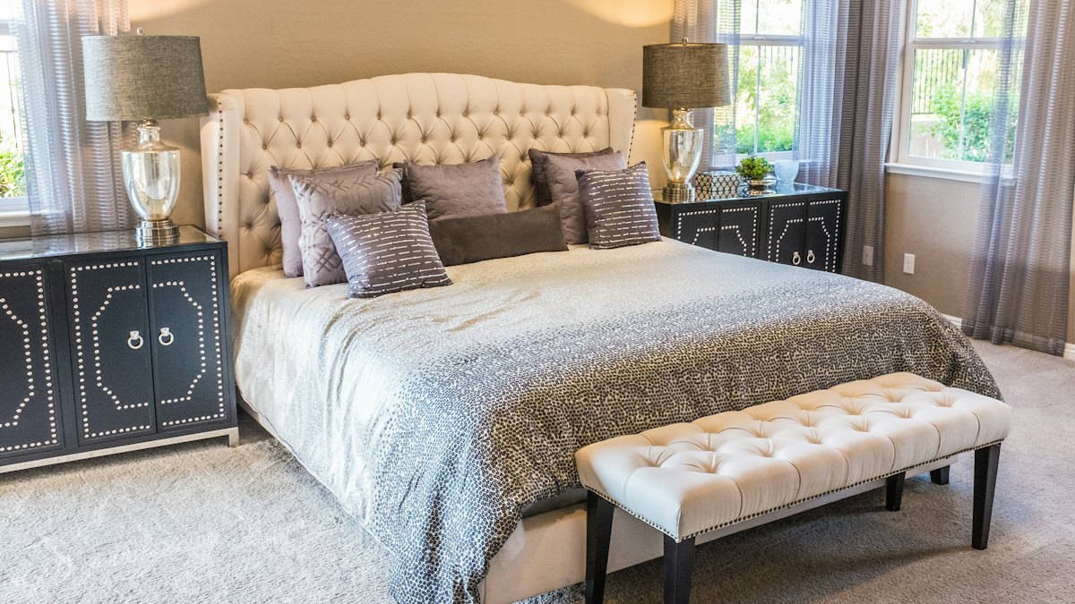 A bedroom with a cushioned bench